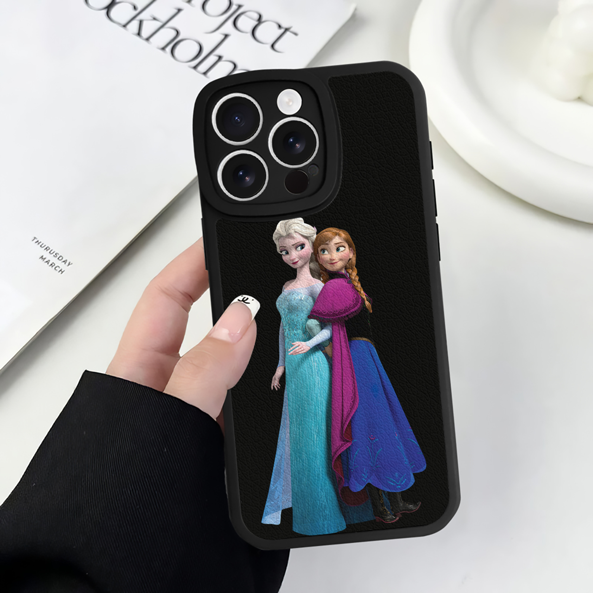 （画像用） アナと雪の女王 アンナ エルサ Frozen Anna Elsa 【iPhone 16シリーズ対応】シリコンスマホケース（レザー調） 材質：シリコン